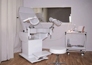 Devote Dame für Doktorspiele