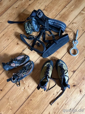 Klettergurt und Schuhe für Frauen