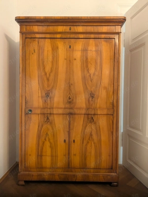 Antiker Biedermeier-Kleiderschrank mit Nussbaumfurnier   charmantes Originalstück