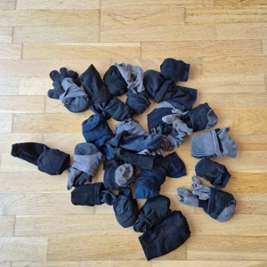 Zerrissene, kaputte und durchgelaufene Socken von meinem Partner und mir <3