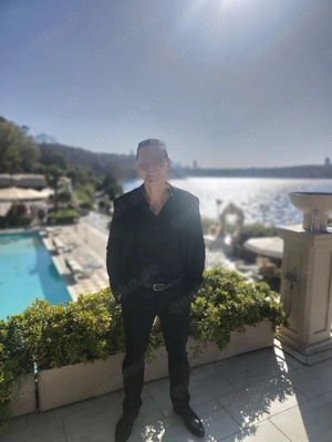 Mann sucht die Nadel im Heuhaufen 