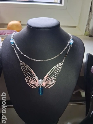 Handgemachte Halskette aus Glasperlen mit Schmetterling in silber, größenverstellbar