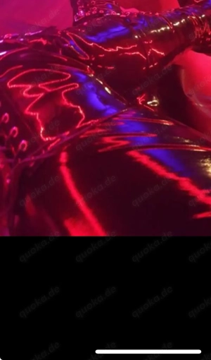 Overknee Stiefel lecken und Latexarsch lecken bei einer Dame, während sie diese trägt plus Handjob 