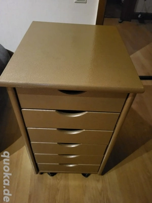 Kleines Schränkchen mit Schubladen 