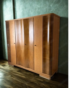 Vintage Kleiderschrank im Schellack-Look