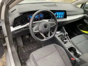 Volkswagen Golf VIII 1.5 TSI Life LED/NAVI+VZE/16-ZOLL/PDC/LANE-A Bild 4