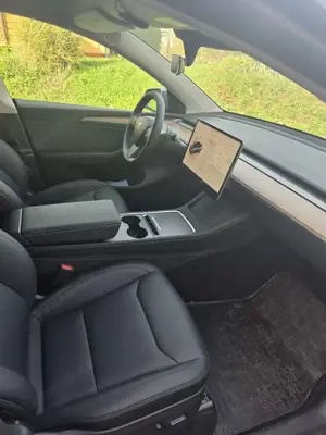Tesla Model Y Long Range Allradantrieb Bild 4