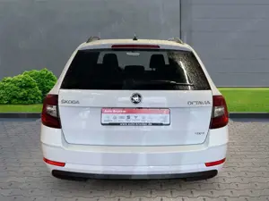 Skoda Octavia Combi Ambition 4x4 2.0 TDI+Navi+Parksensoren+LED Bild 3