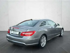 Mercedes-Benz E 250 CGI Coupe AMG-Line*Aut.*Panorama*Xenon* Bild 4