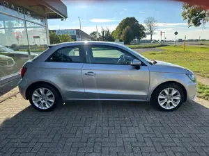 Audi A1 ambition*TEMPOMAT*TEILLEDER*PDC* Bild 4