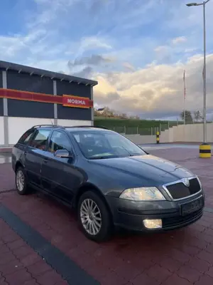 Skoda Octavia Combi 2.0 TDI Elegance Bild 4