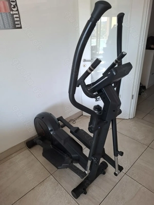 AsViva C28 Pro Crosstrainer zu verkaufen gegen Abholung. 