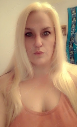 Hallöchen die Herren. Eine Lady bietet dir eine Online Affäre an