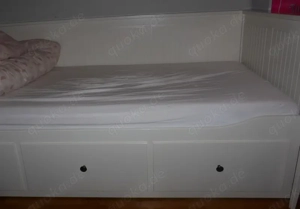 IKEA Hemnes Tagesbett, weiß, und 2 Matratzen und Nachtkästchen