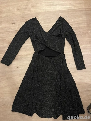 Rückenfreies schwarzes Kleid mit goldenem Glitzer