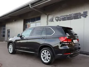 BMW X5 xDrive30d *NAVI*LEDER*AHK*SPORTSITZE*DAB*19"LM-FLG Bild 4