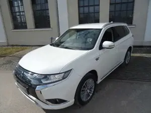 Mitsubishi Outlander PHEV Basis Spirit 4WD-Plug in Hybrid Bild 2