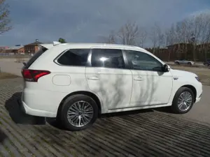 Mitsubishi Outlander PHEV Basis Spirit 4WD-Plug in Hybrid Bild 4