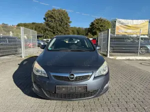 Opel Astra J Lim. 1.4 Turbo Cosmo Navi Klimaauto. PDC Bild 2