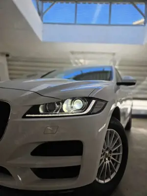 Jaguar F-Pace 25t AWD Prestige Bild 2