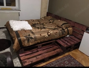 Schönes stabiles Palettenbett und passende Matratze zu verkaufen
