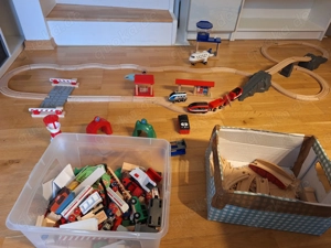 Holzeisenbahn mit 2 elektrischen Loks, Flughafen-Set und viel Zubehör