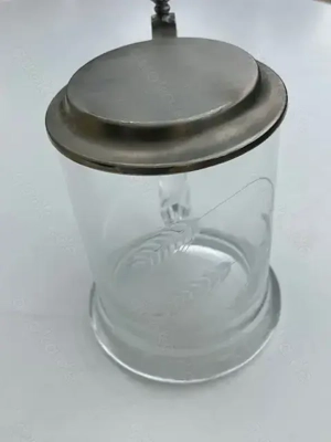 Glasbierkrug mit Zinndeckel
