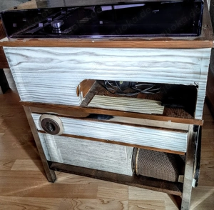 Radio Plattenspieler Cassetten gerät in einer Truhe