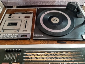 Radio Plattenspieler Cassetten gerät in einer Truhe