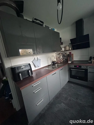 Moderne Einbauküche in Grau mit E-Geräten - gepflegt & funktional