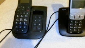 Biete zwei Telefone mit Station und Ladekabel sehr guter Zustand !