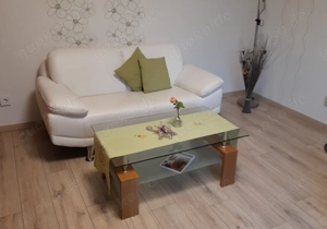 2-Sitzer-Couch mit Glastisch