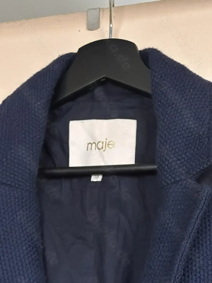 Prächtiger majestätischer blauer Mantel-Überzieher