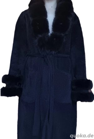 Schwarzer Pelzmantel 