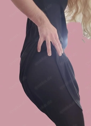 Trage schon mal eine enge schwarze Strumpfhose, Kleid und blonde Perücke!