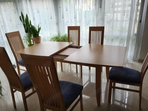 Esszimmer mit Stühlen