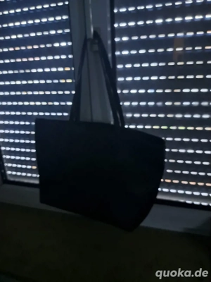 schwarze Handtasche 