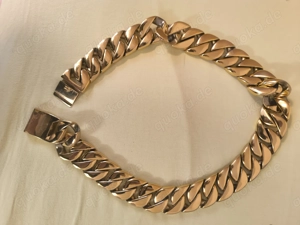 Ich habe eine goldene Halskette zu verkaufen