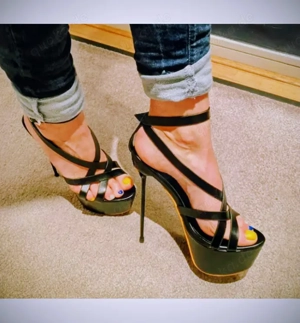 Sexy Göttin bietet reale Treffen in Berlin, Fussfetisch oder Domtreats