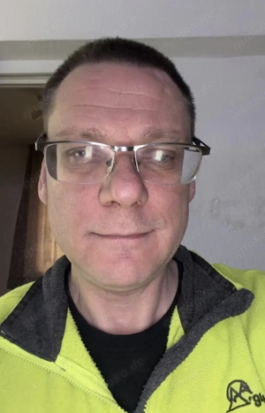 Ich bin ein Nylonliebhaber aus Berlin. Such eine Single Frau aus Berlin 45j. die gern Nylons trägt 