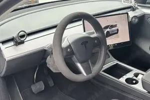 Tesla Model Y RWD Premium Standard Range BYD Akku Bild 5