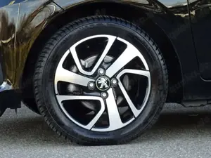 Peugeot 108 108 1.0 VTi Panoramadach Sitzheizung Touchscreen Bild 5