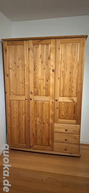 Kleiderschrank 3-türig aus Massivholz