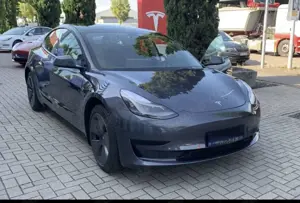 Tesla Model 3 Standard Reichweite Plus Hinterradantrieb