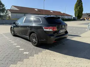 Toyota Avensis Combi 2.2 D-4D Automatik Executive Bild 3