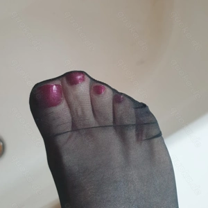 Seniorin vergibt Duftstrumpfhosen  Bild 2