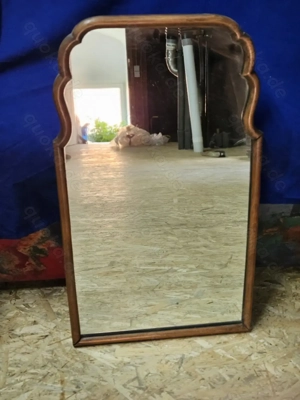 Spiegel, antik, mit geschwungenem Holzrahmen