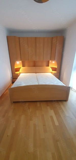 Schlafzimmer, Überschrank, Doppelbett, Kleiderschrank