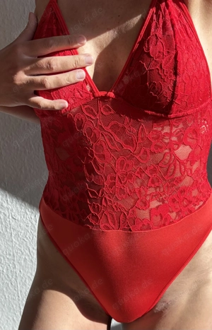 Seidige Versuchung Getragener sexy roter Body mit Spitze für diskrete Genießer