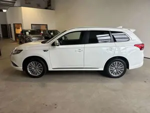 Mitsubishi Outlander PHEV Basis 4WD KAMERA PDC NAVI Bild 2